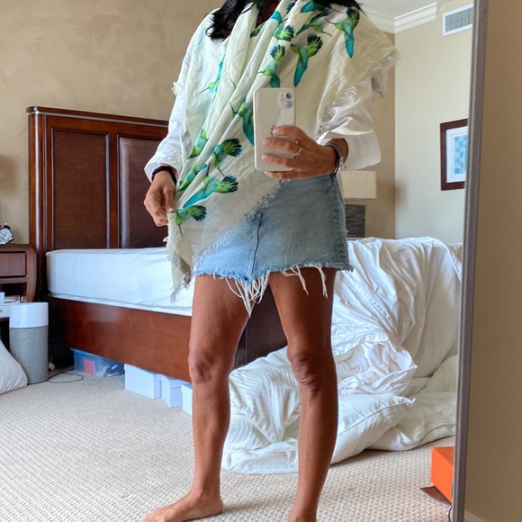 Gorgeous limited edition LEIGH AND LUCA SCARF/WRAP 45” SQUARE $198 - Picture 4 of 5